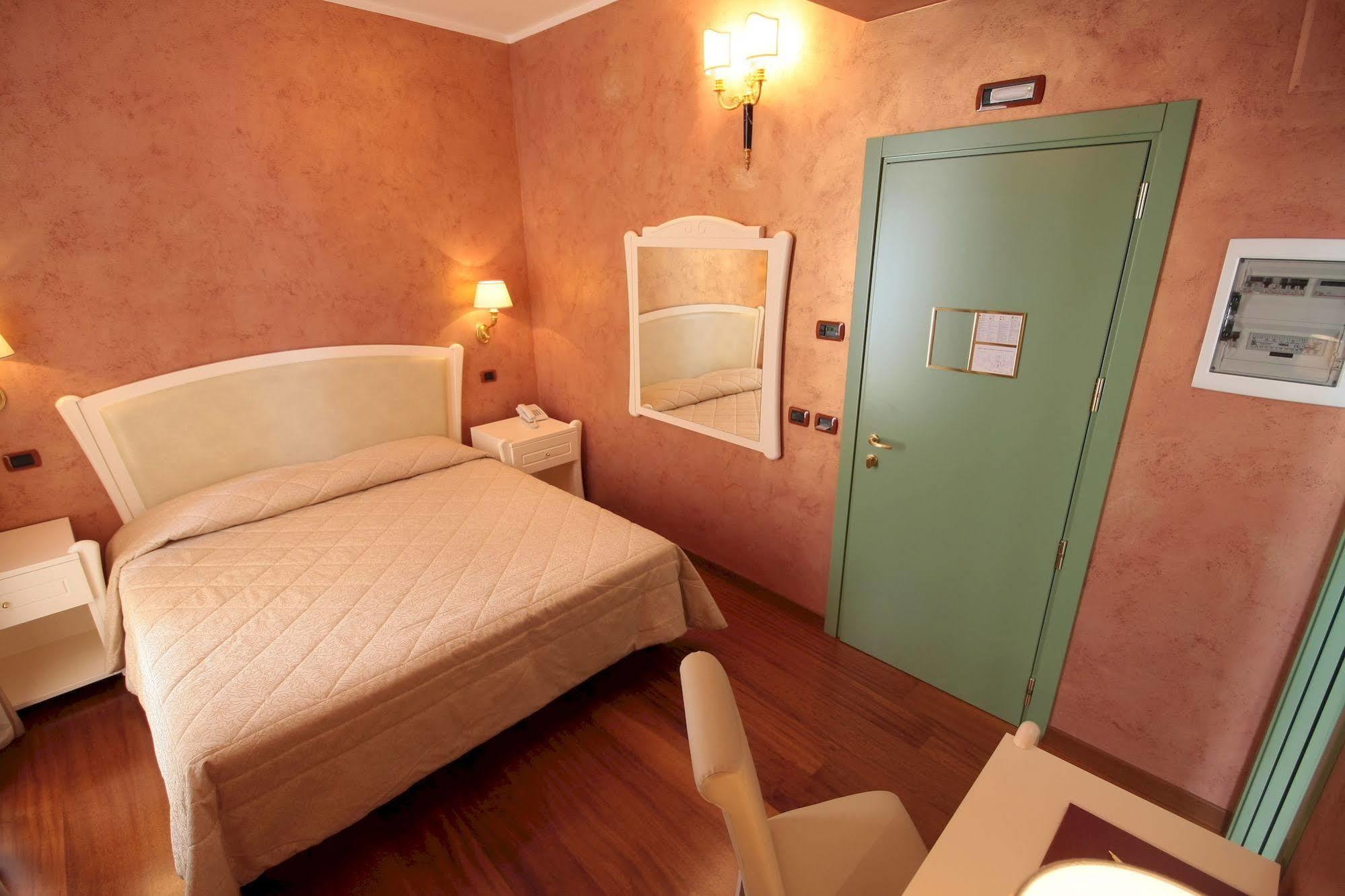 Hotel Rojan Сульмона Экстерьер фото