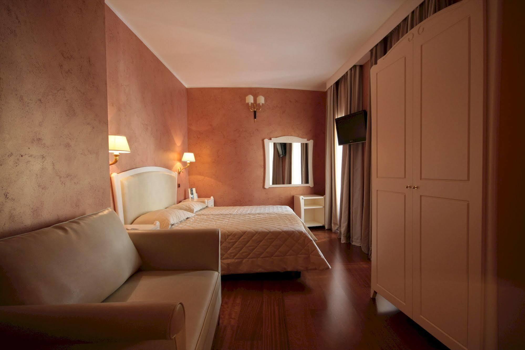 Hotel Rojan Сульмона Экстерьер фото