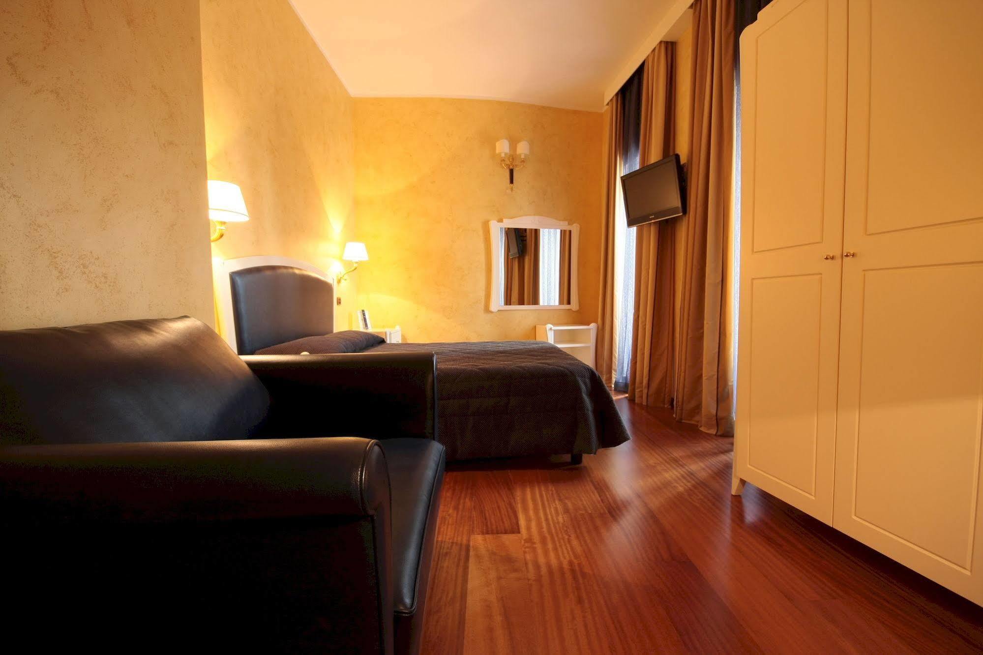 Hotel Rojan Сульмона Экстерьер фото