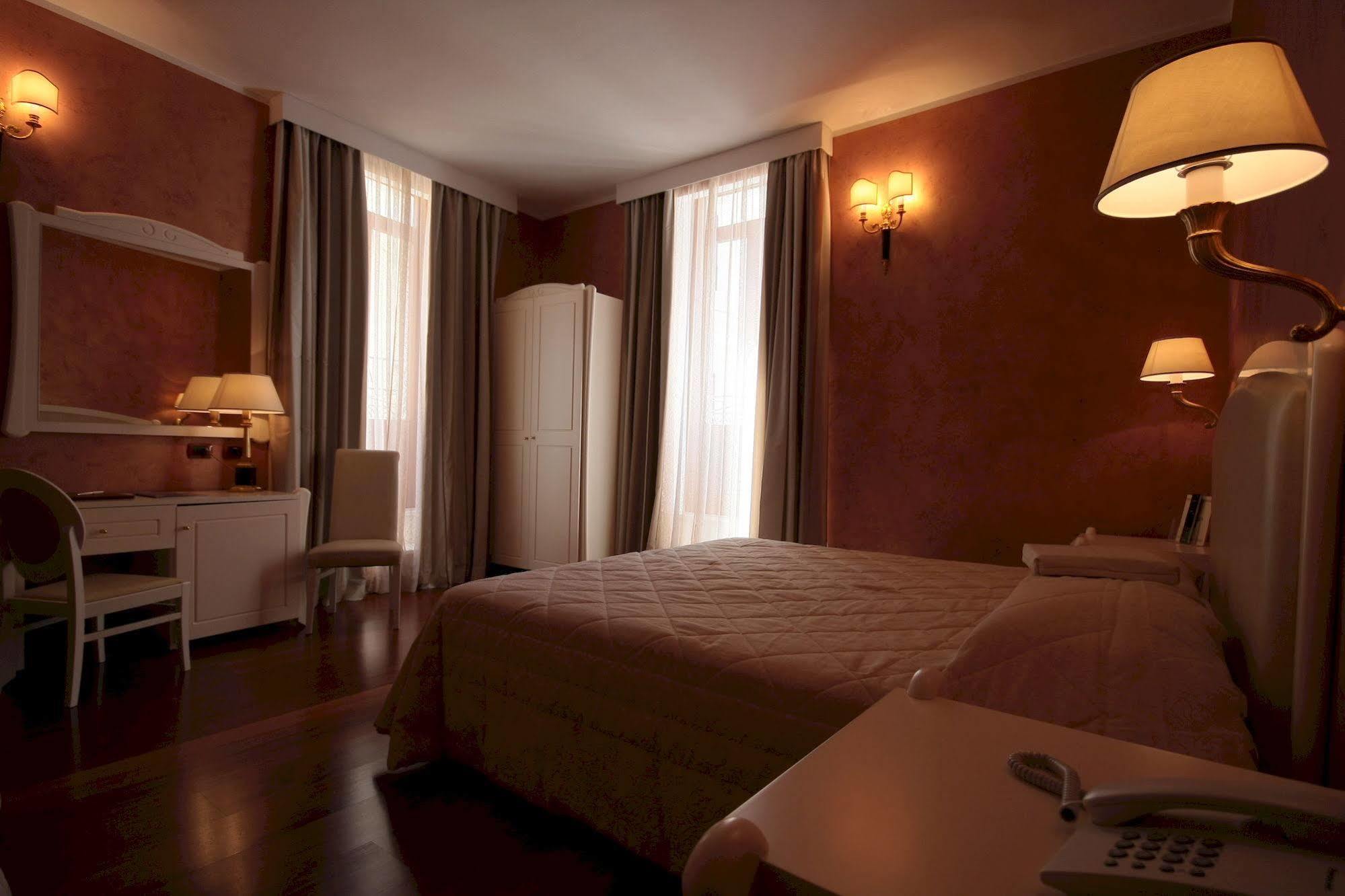 Hotel Rojan Сульмона Экстерьер фото